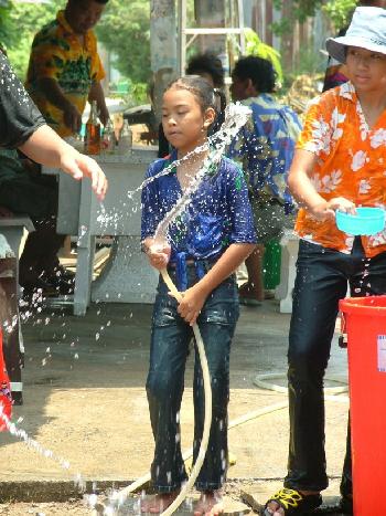 Songkran - ein Hllenspass fr Kinder Bild 8 - 