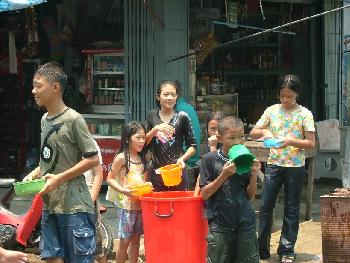 Songkran - ein Hllenspass fr Kinder Bild 11 - 