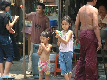 Songkran - ein Hllenspass fr Kinder Bild 12 - 