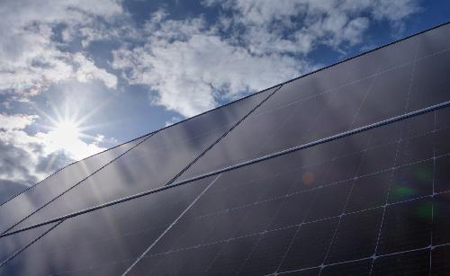 Bild Energiebehrde investiert 8 Milliarden in Solarernergie