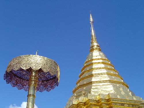 Ignoranter Auslnder trinkt Bier im Tempel in Chiang Mai - Reisenews Thailand - Bild 1