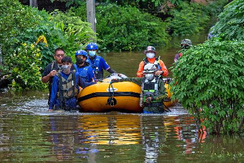 Immer mehr Gebiete berschwemmt - Gefahr fr Bangkok steigt - Reisenews Thailand - Bild 1  Gerhard Veer