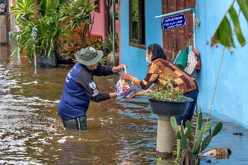 Immer mehr Gebiete berschwemmt - Gefahr fr Bangkok steigt - Reisenews Thailand - Bild 2  Gerhard Veer