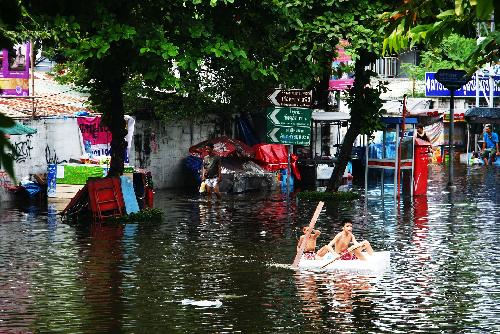 Bild In Thailand sind bereits 5.300 qkm berschwemmt