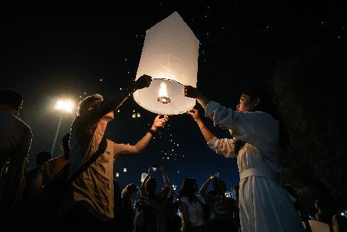Bild Laternen steigen lassen beim Yee Peng Fest