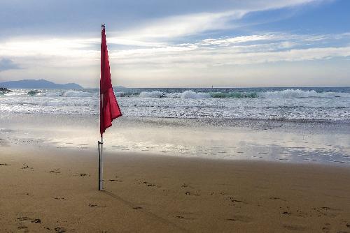 Rote Flaggen an Phukets Strnden - Reisenews Thailand - Bild 1