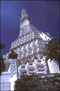 der ca. 86m hohe Wat Arun...