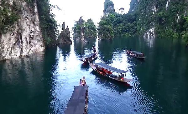 Video Mit dem Boot durch den Dschungel