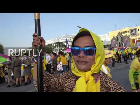 Start Video Knigliche Familie fhrt Tausende zu den Feierlichkeiten fr den verstorbenen Knig in Bangkok 2020 