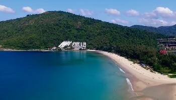 Start Video Der Nai Harn Strand im Sden von Phuket Baden + Strand