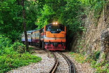Bahnfahren in Thailand - immer ein Erlebnis Bild 1 -  - mit freundlicher Genehmigung von Depositphotos 