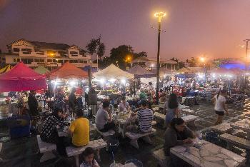 Bang Saen Abendmarkt am Pier - Bild 1 - mit freundlicher Genehmigung von Depositphotos 