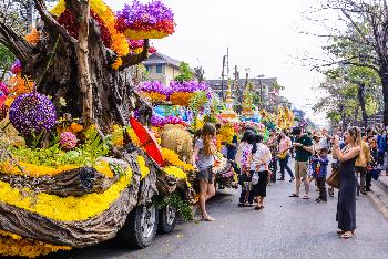 Blumenwagen auf der Parade - Bild 5 - mit freundlicher Genehmigung von Depositphotos