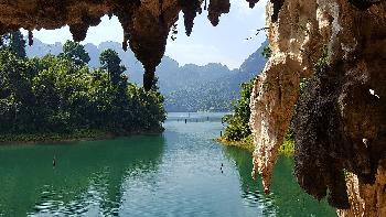 Picture CC by Lung Manu: https://commons.wikimedia.org/w/index.php?title=User:Lung_Manu&action=edit&redlink=1 - Chaeow Lan Lake - Khao Sok Dam - Bild 7