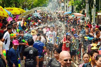 Die grosse Wasserschlacht zu Songkran - Bild 1