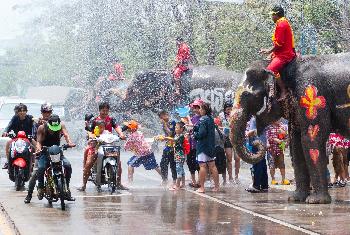 Die grosse Wasserschlacht zu Songkran - Bild 2