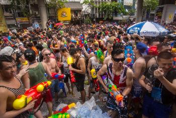 Die grosse Wasserschlacht zu Songkran - Bild 6