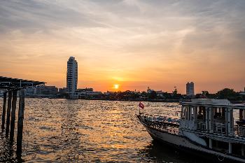 Sonnenuntergang Chao Phraya - Ein Streifzug durch Bang Lamphu Bangkok - Bild 4 - mit freundlicher Genehmigung von Vanessa&Alex 