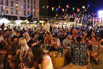Einfach ein perfekter Abend auf dem Nachtmarkt Bild 2 -  - mit freundlicher Genehmigung von Depositphotos 
