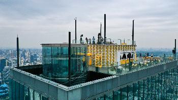 Glasboden in ber 370 m Hhe - Bild 3 - mit freundlicher Genehmigung von Depositphotos 