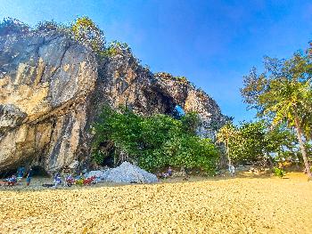 Khao Kalok - Meer, Felsen und Kokospalmen - Bild 1 - mit freundlicher Genehmigung von Depositphotos