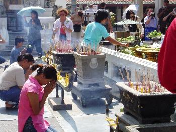 Korrekte Kleidung im Tempel - Bild 1