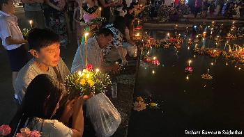 Loy Kratong in Phitsanulok - Bilder von Richard Barrow - Bild 1