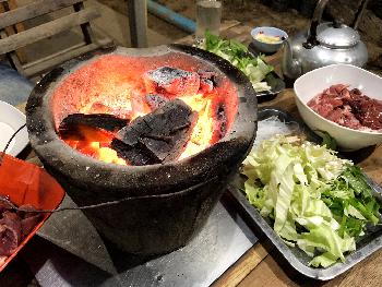 Moo Krata... gemeinsam am Tisch kochen - Bild 1 - mit freundlicher Genehmigung von Depositphotos 