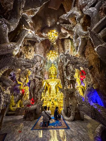 Naga H�hle des Wat Maneewong - Bild 1 - mit freundlicher Genehmigung von Depositphotos 