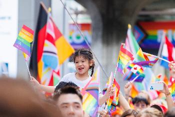 Party und bunte Farben berall - Bild 3