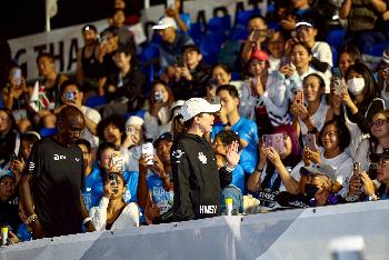 Queen Suthida auf dem Bangkok Marathon - Bild 4