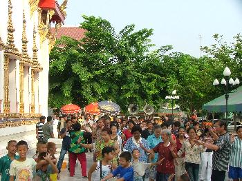 Zoom Traditionelle Feier und unvergessliche Wasserparty - Songkran - Bild 2