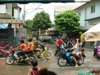 Zoom Traditionelle Feier und unvergessliche Wasserparty - Songkran - Bild 7