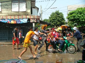 Zoom Traditionelle Feier und unvergessliche Wasserparty - Songkran - Bild 8