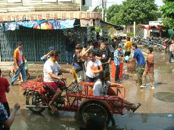 Zoom Traditionelle Feier und unvergessliche Wasserparty - Songkran - Bild 9