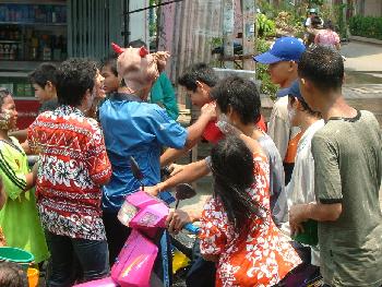 Zoom Traditionelle Feier und unvergessliche Wasserparty - Songkran - Bild 11