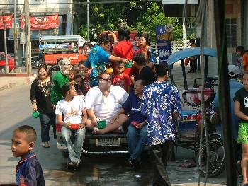 Zoom Traditionelle Feier und unvergessliche Wasserparty - Songkran - Bild 12