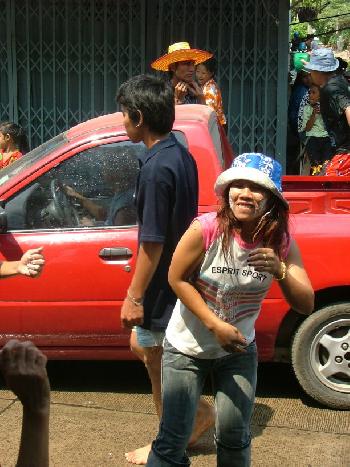 Zoom Traditionelle Feier und unvergessliche Wasserparty - Songkran - Bild 13