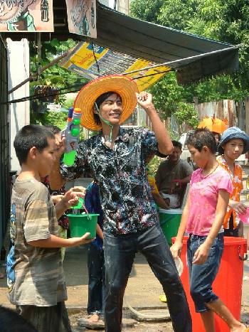 Zoom Traditionelle Feier und unvergessliche Wasserparty - Songkran - Bild 14