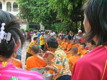 Zoom Traditionelle Feier und unvergessliche Wasserparty - Songkran - Bild 17