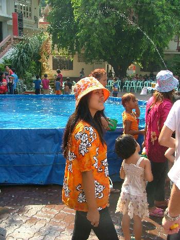 Zoom Traditionelle Feier und unvergessliche Wasserparty - Songkran - Bild 21