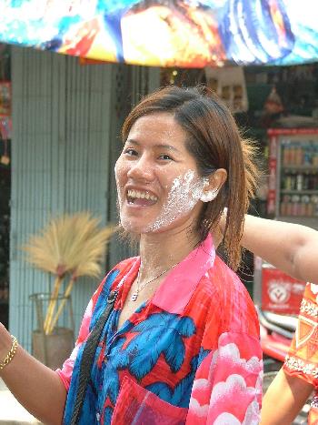 Zoom Traditionelle Feier und unvergessliche Wasserparty - Songkran - Bild 22