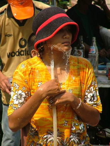 Zoom Traditionelle Feier und unvergessliche Wasserparty - Songkran - Bild 23