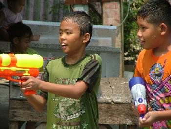 Zoom Traditionelle Feier und unvergessliche Wasserparty - Songkran - Bild 26