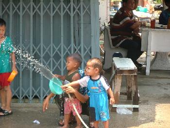 Zoom Traditionelle Feier und unvergessliche Wasserparty - Songkran - Bild 27