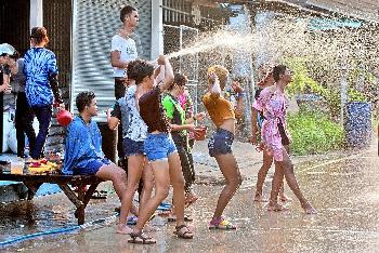 Wasser Marsch - Songkran Blder von Gerhard Veer - Bild 5 - mit freundlicher Genehmigung von Depositphotos 