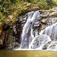 Dschungelpools, Wasserfälle und heiße Quellen