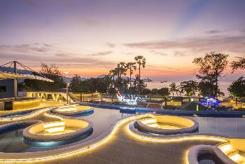 Hotel Strandnähe Beyond Patong in Phuket - Bild 1