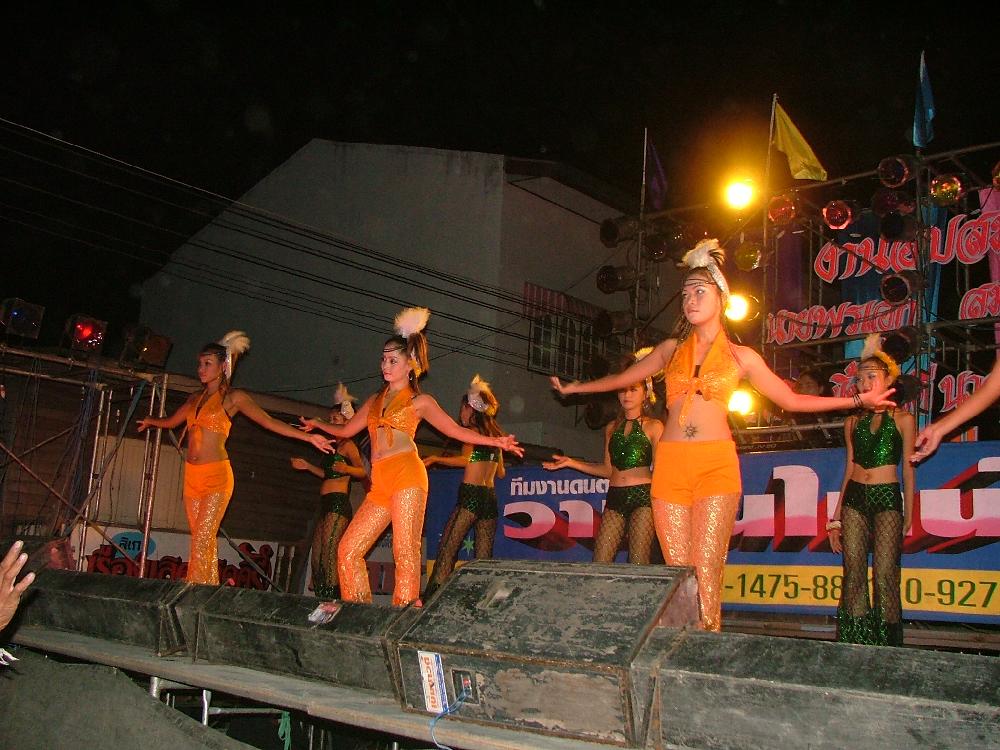 Zoom Thailändische GoGo Tänzerinnen auf einer Hochzeit