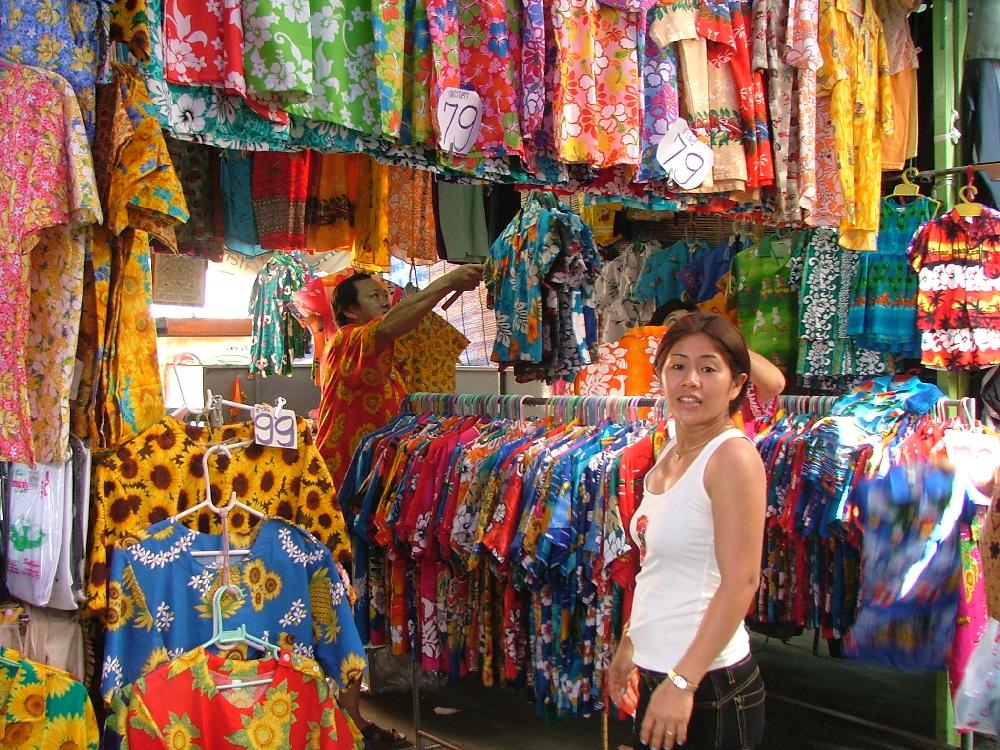 Zoom Songkran Shop mit den obligatorischen Hemden